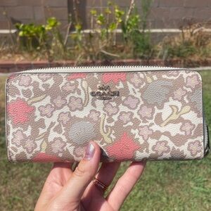 Coach Floral Wallet 💐